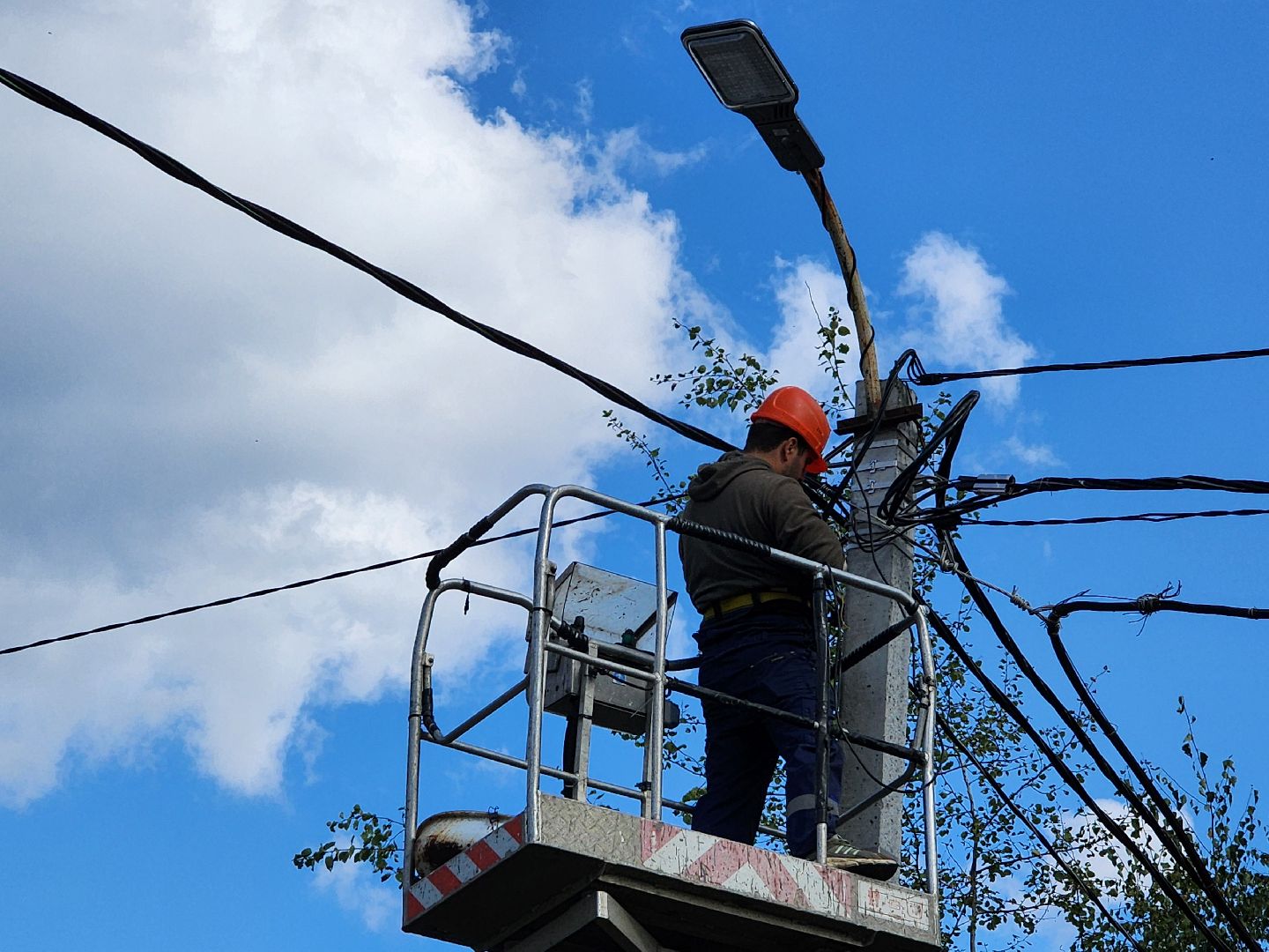чехов, улица полиграфистов, уличное освещение, наружное освещение, замена светильников, ремонт фонарей, ремонт электропроводки,мбу чеховское благоустройство, содержание дорог, мосавтодор, портал добродел, обращения жителей,