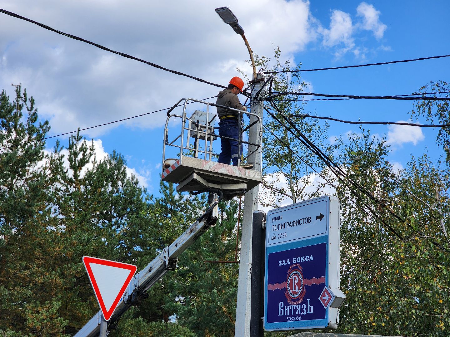 чехов, улица полиграфистов, уличное освещение, наружное освещение, замена светильников, ремонт фонарей, ремонт электропроводки,мбу чеховское благоустройство, содержание дорог, мосавтодор, портал добродел, обращения жителей,