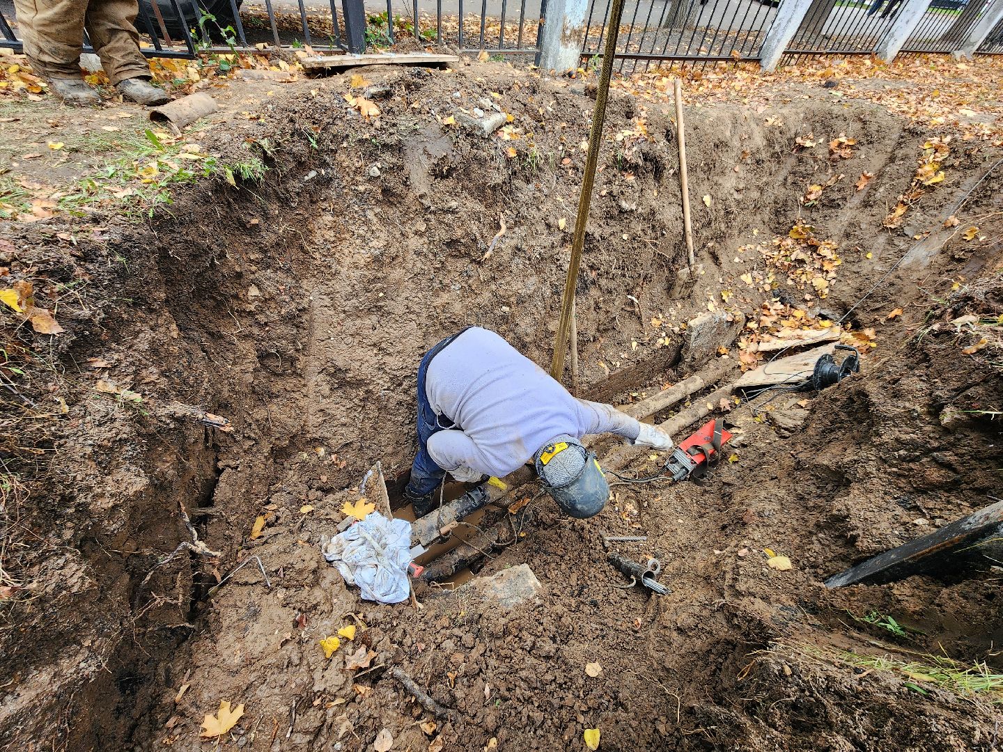 чехов, микрорайон полиграфкомбинат, авария на теплосети, утечка теплоносителя, прорыв трубы отопления, ликвидация аварии,   обращения жителей, портал добродел, устранение утечки, глава округа михаил собакин, поручение главы округа, мп жкх чеховского района, жилые дома, социальные объекты,аварийная бригада, спецтехника,