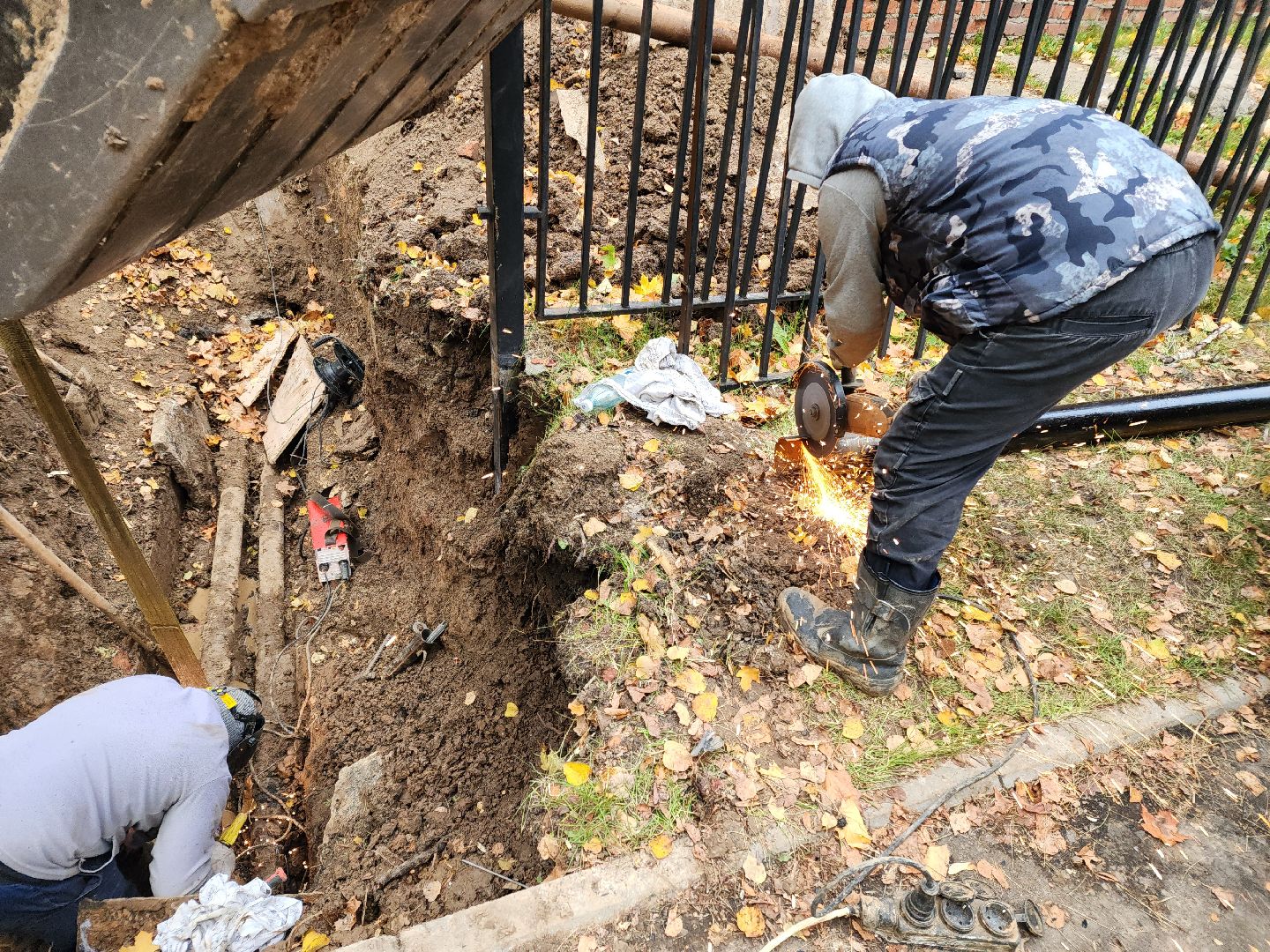 чехов, микрорайон полиграфкомбинат, авария на теплосети, утечка теплоносителя, прорыв трубы отопления, ликвидация аварии,   обращения жителей, портал добродел, устранение утечки, глава округа михаил собакин, поручение главы округа, мп жкх чеховского района, жилые дома, социальные объекты,аварийная бригада, спецтехника,