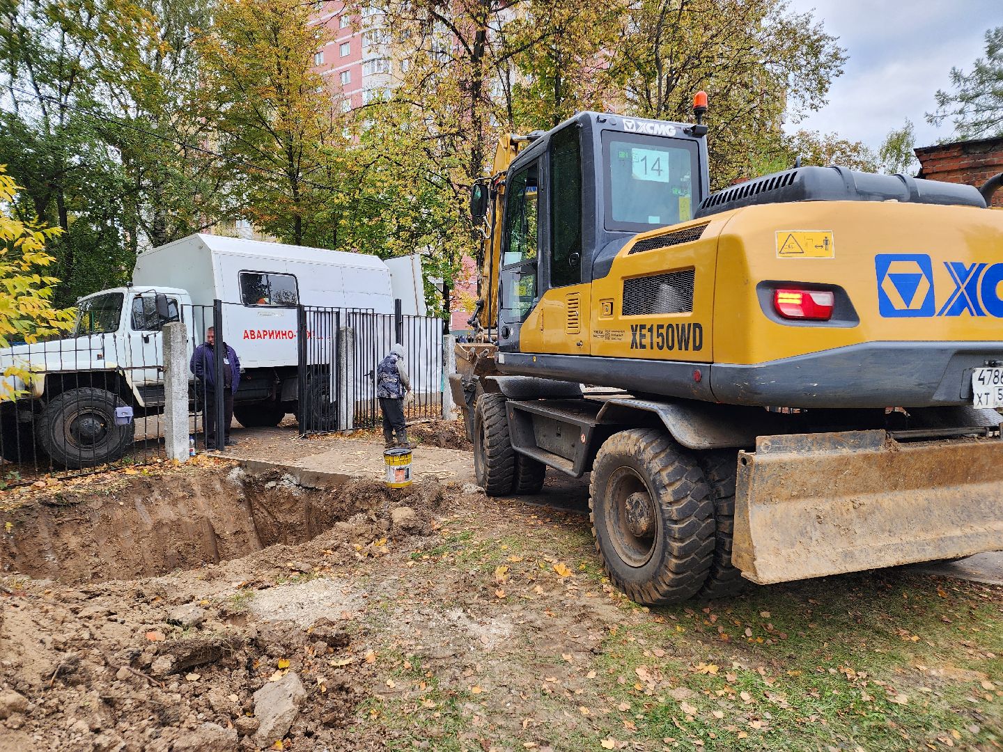 чехов, микрорайон полиграфкомбинат, авария на теплосети, утечка теплоносителя, прорыв трубы отопления, ликвидация аварии,   обращения жителей, портал добродел, устранение утечки, глава округа михаил собакин, поручение главы округа, мп жкх чеховского района, жилые дома, социальные объекты,аварийная бригада, спецтехника,