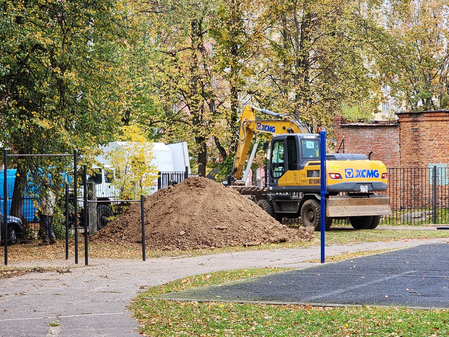 чехов, микрорайон полиграфкомбинат, авария на теплосети, утечка теплоносителя, прорыв трубы отопления, ликвидация аварии,   обращения жителей, портал добродел, устранение утечки, глава округа михаил собакин, поручение главы округа, мп жкх чеховского района, жилые дома, социальные объекты,аварийная бригада, спецтехника,