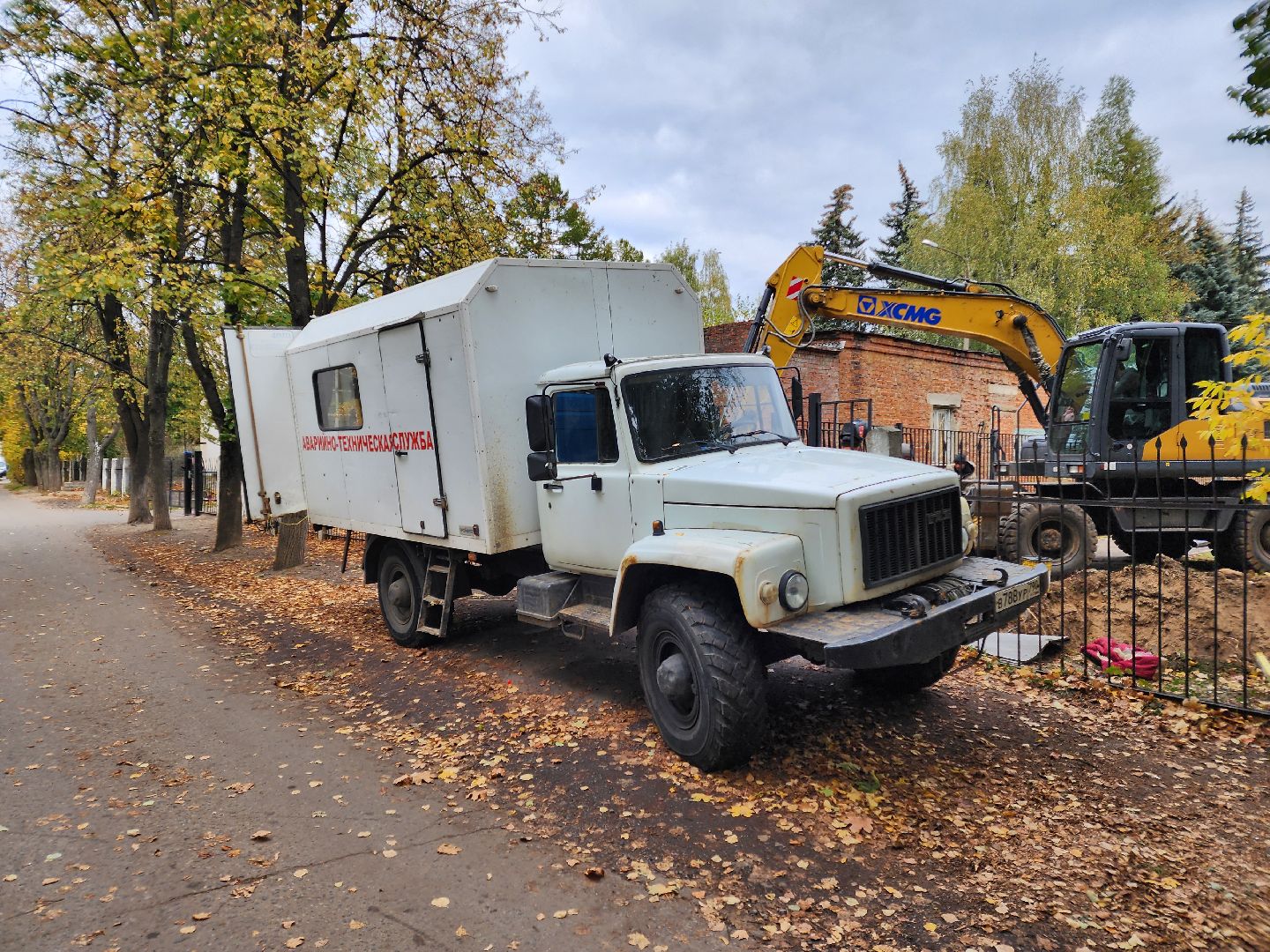 чехов, микрорайон полиграфкомбинат, авария на теплосети, утечка теплоносителя, прорыв трубы отопления, ликвидация аварии,   обращения жителей, портал добродел, устранение утечки, глава округа михаил собакин, поручение главы округа, мп жкх чеховского района, жилые дома, социальные объекты,аварийная бригада, спецтехника,