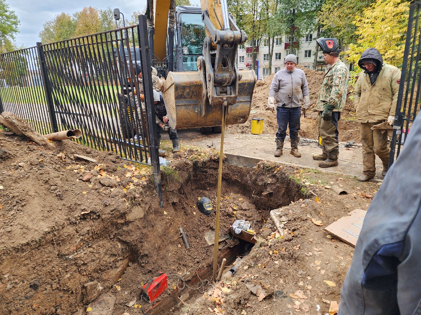 чехов, микрорайон полиграфкомбинат, авария на теплосети, утечка теплоносителя, прорыв трубы отопления, ликвидация аварии,   обращения жителей, портал добродел, устранение утечки, глава округа михаил собакин, поручение главы округа, мп жкх чеховского района, жилые дома, социальные объекты,аварийная бригада, спецтехника,