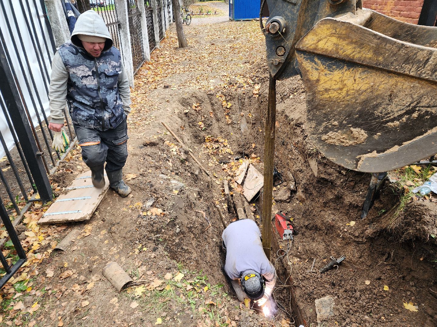 чехов, микрорайон полиграфкомбинат, авария на теплосети, утечка теплоносителя, прорыв трубы отопления, ликвидация аварии,   обращения жителей, портал добродел, устранение утечки, глава округа михаил собакин, поручение главы округа, мп жкх чеховского района, жилые дома, социальные объекты,аварийная бригада, спецтехника,