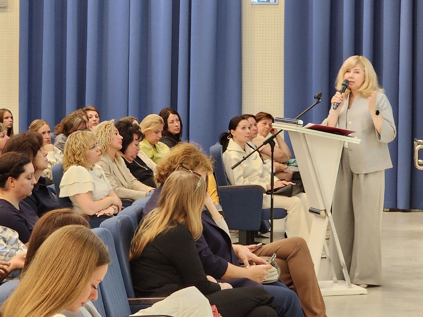 чехов, гимназия 7,совет родителей, родительские комитеты, встреча с родителями школьников,  дополнительное образование, обсуждения, доклады, внеурочная деятельность, благотворительные проекты, акции, военно-патриотические клубы, движение первых, конкурсы, лариса сулима, первый заместитель министра образования подмосковья, заместитель главы округа, надежда чернятина, управление образования, ирина заболотнева,искусственный интеллект, воспитание детей,