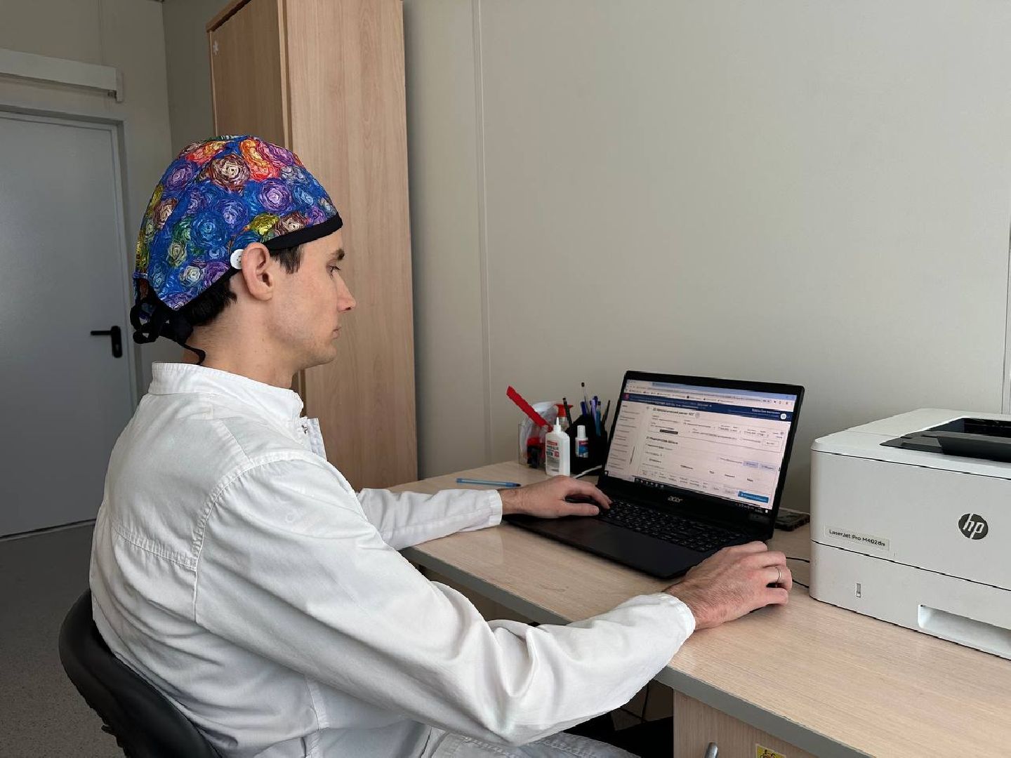 люди, медицина, молодой врач,