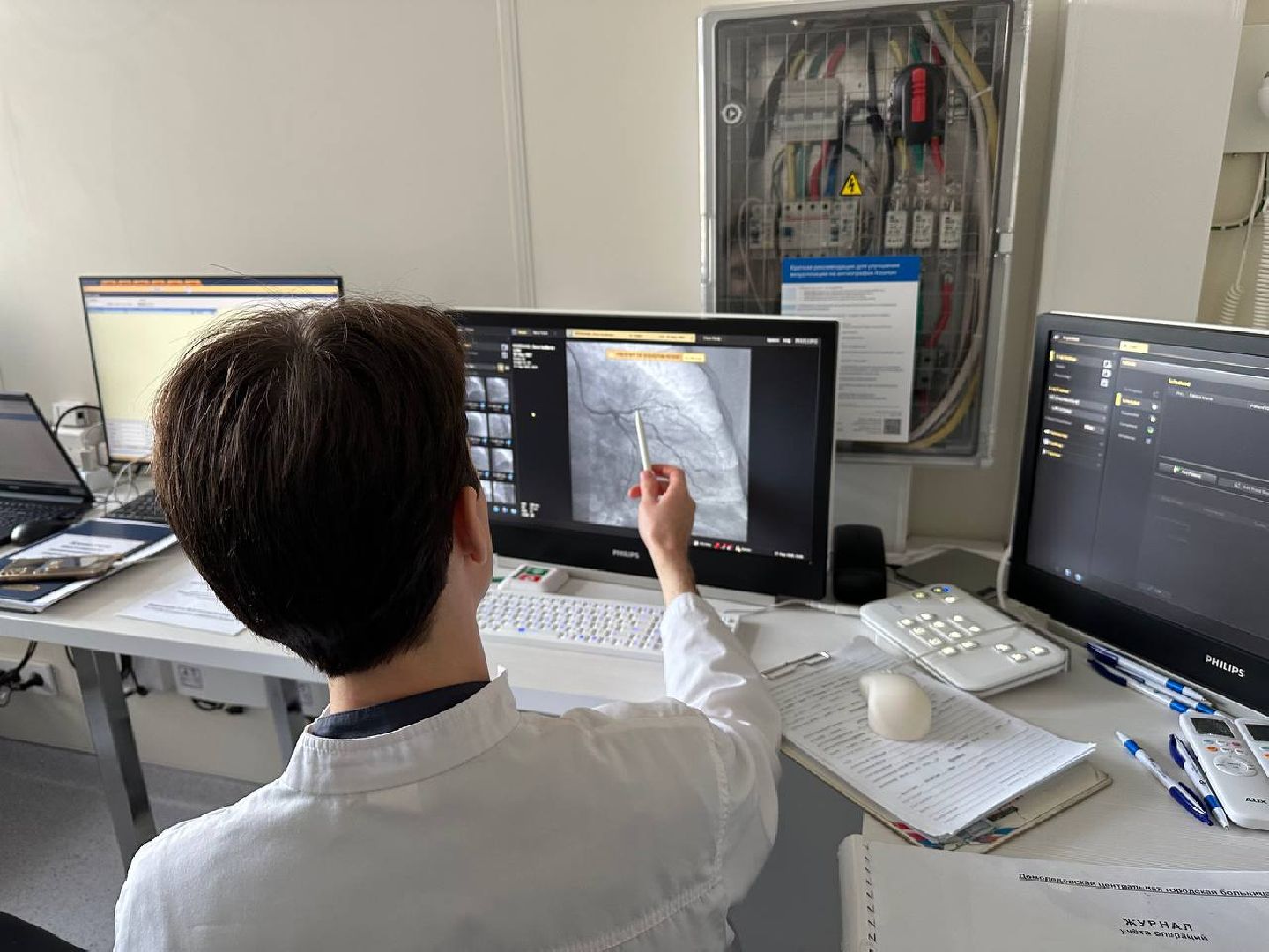 люди, медицина, молодой врач,