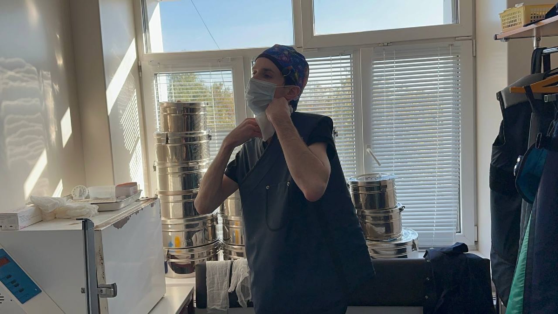 люди, медицина, молодой врач,