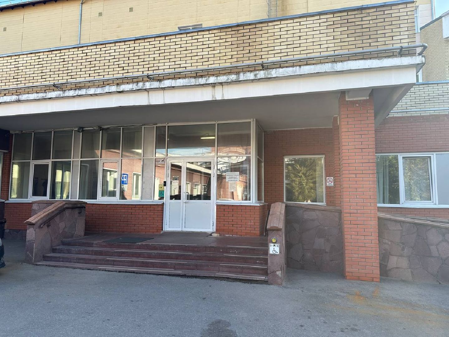 люди, медицина, молодой врач,