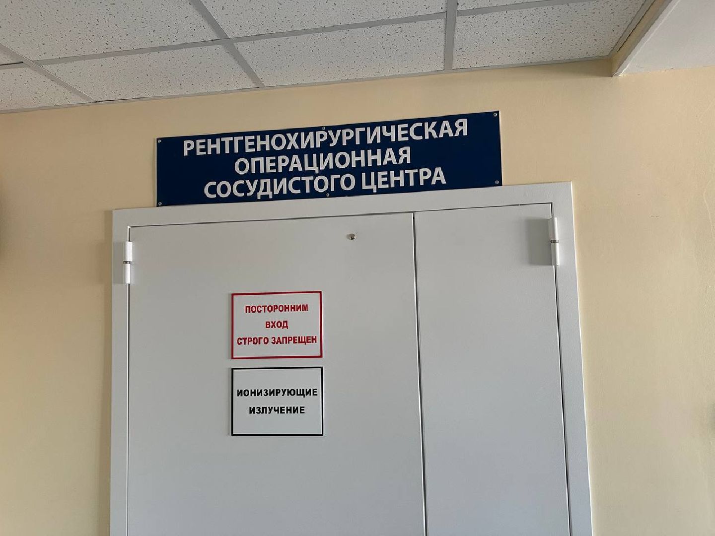 люди, медицина, молодой врач,