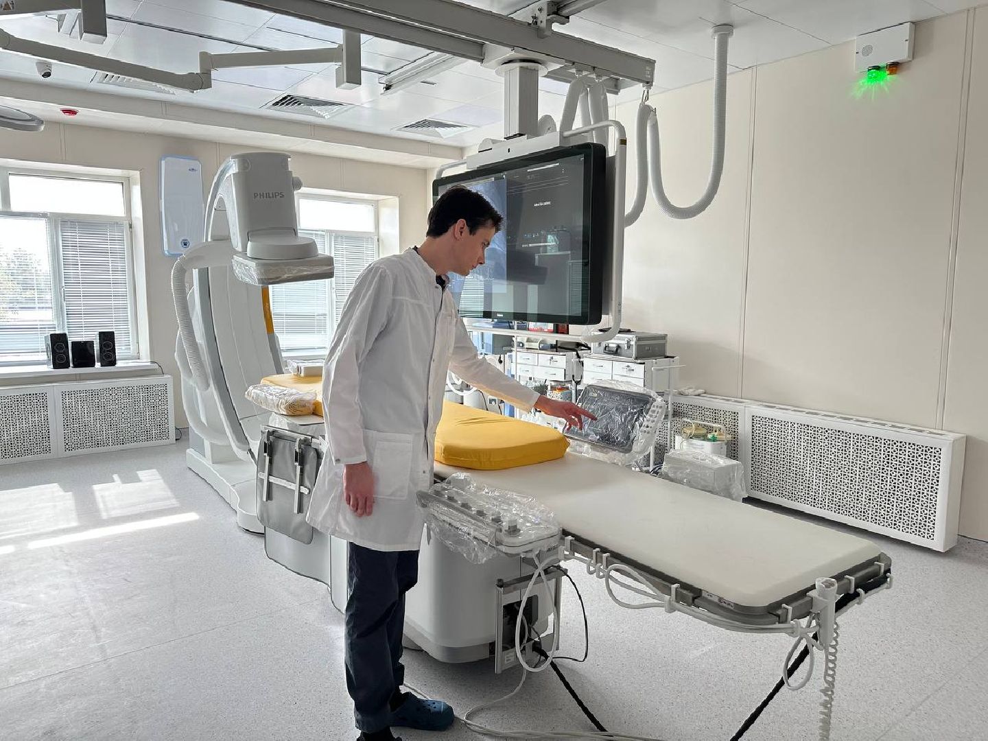 люди, медицина, молодой врач,