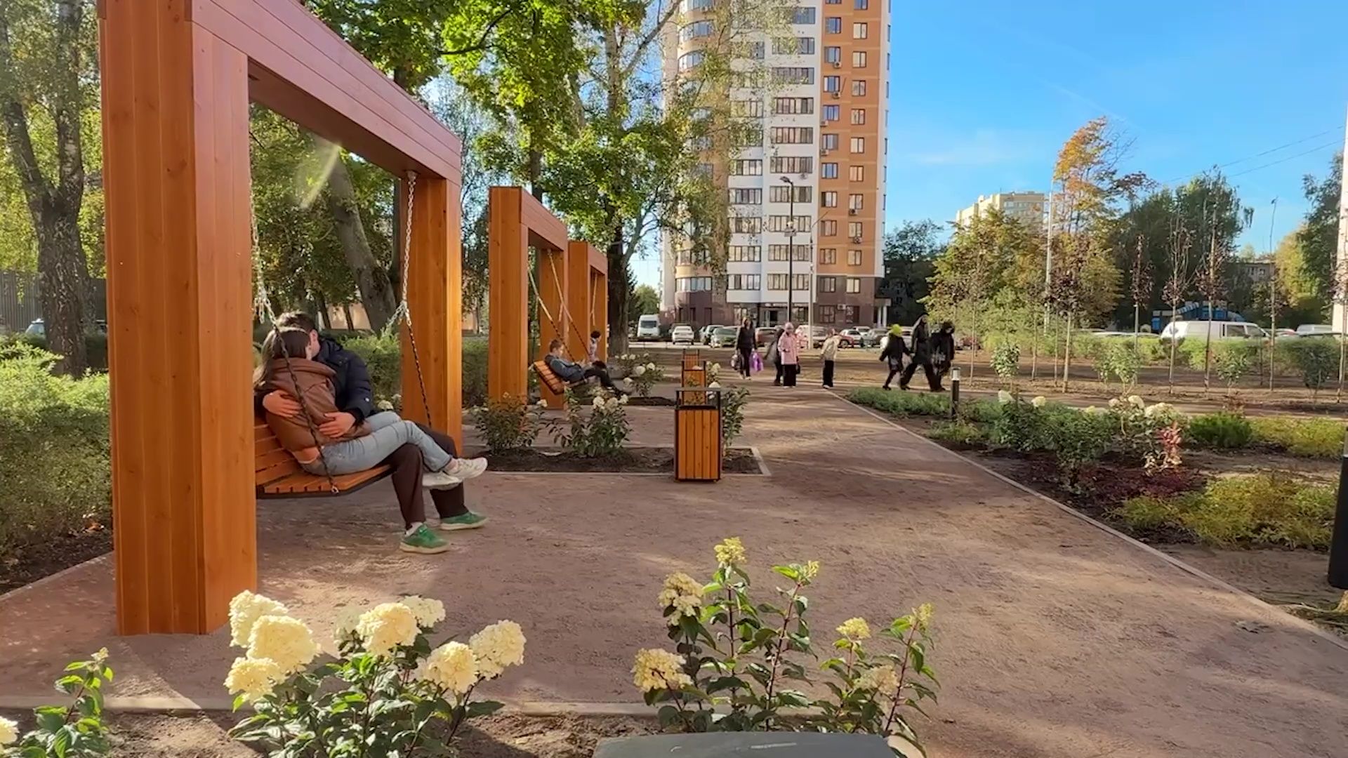 Реутов, благоустройство, сквер, качели, гортензии,