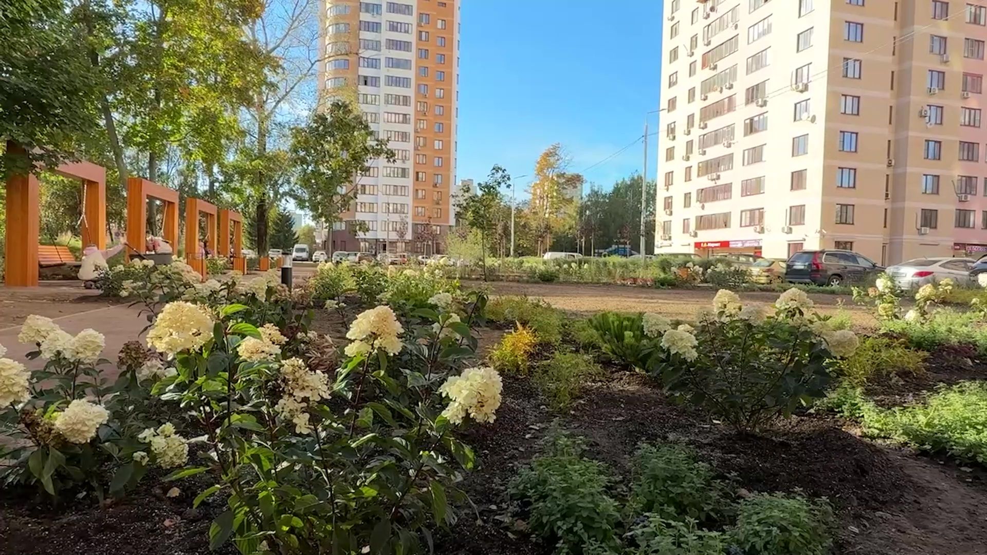 Реутов, благоустройство, сквер, качели, гортензии,
