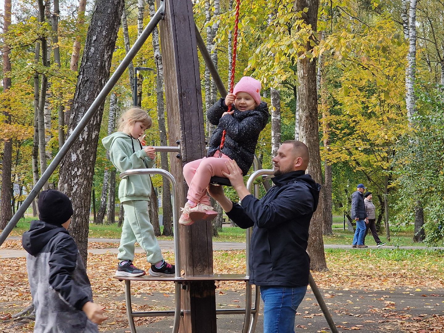 сломанную тарзанку починили в балашихе по просьбам жителей,парк пехорка балашиха,