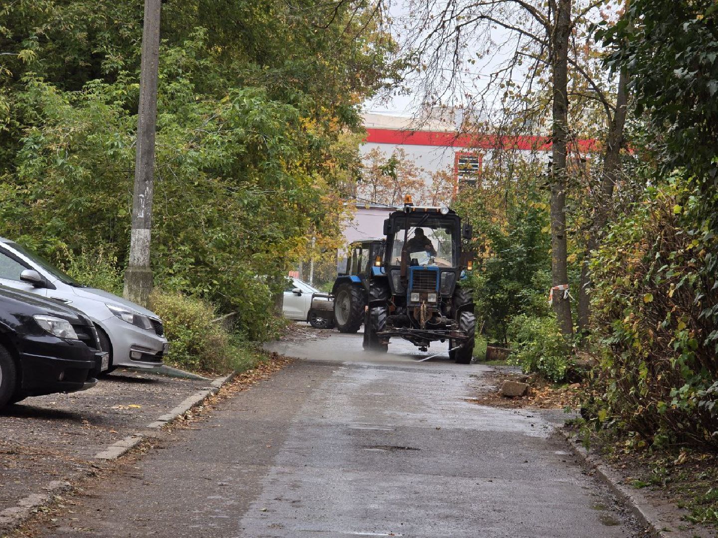 можайск, можайский муниципальный округ, подмосковье, благоустройство, уборка дворов, уборка дворов осенью, единый дорожно-транспортный центр,