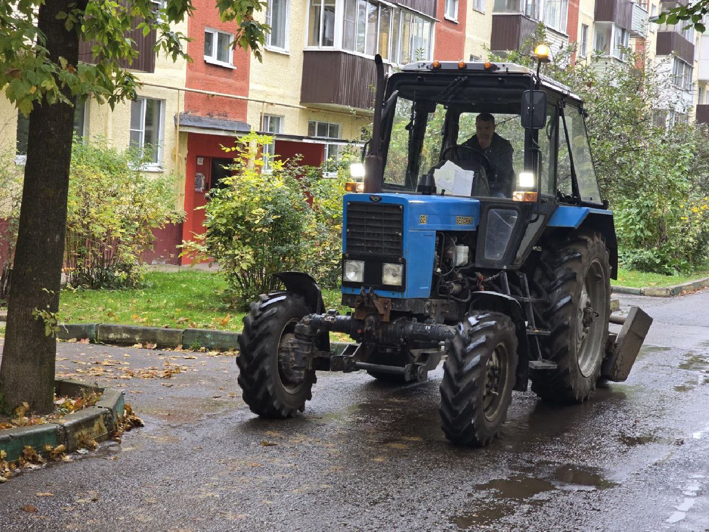 можайск, можайский муниципальный округ, подмосковье, благоустройство, уборка дворов, уборка дворов осенью, единый дорожно-транспортный центр,
