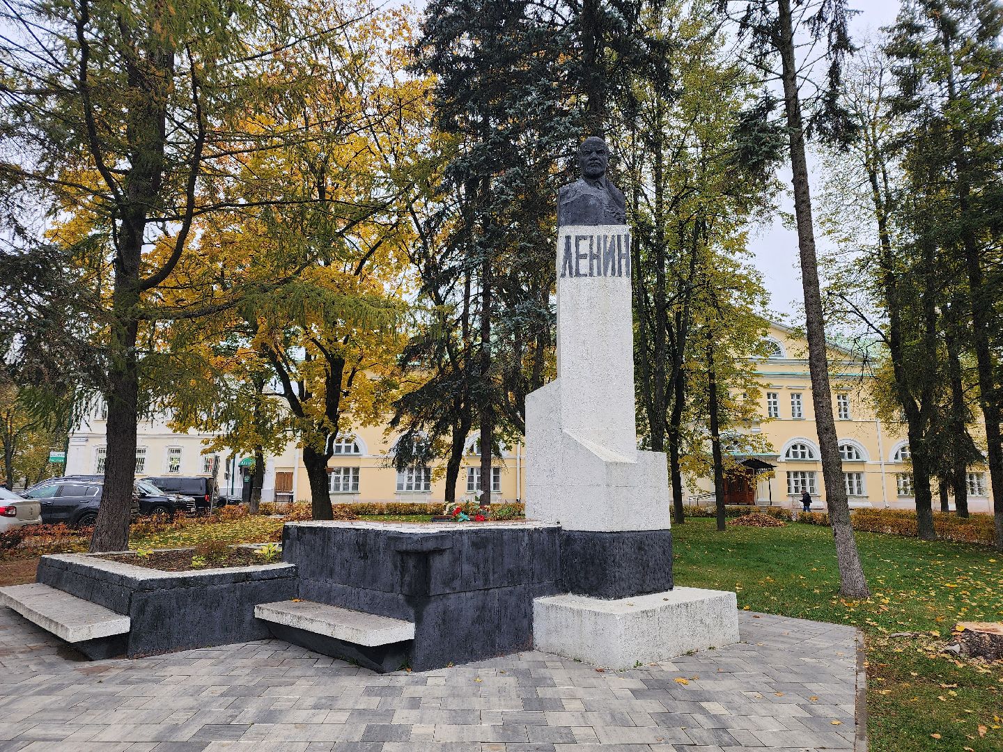 сергиев посад, сергиево-посадский городской округ, ленин, памятник ленину, михаил семенов, кпрф, красногорская площадь, старая лаврская гостиница,