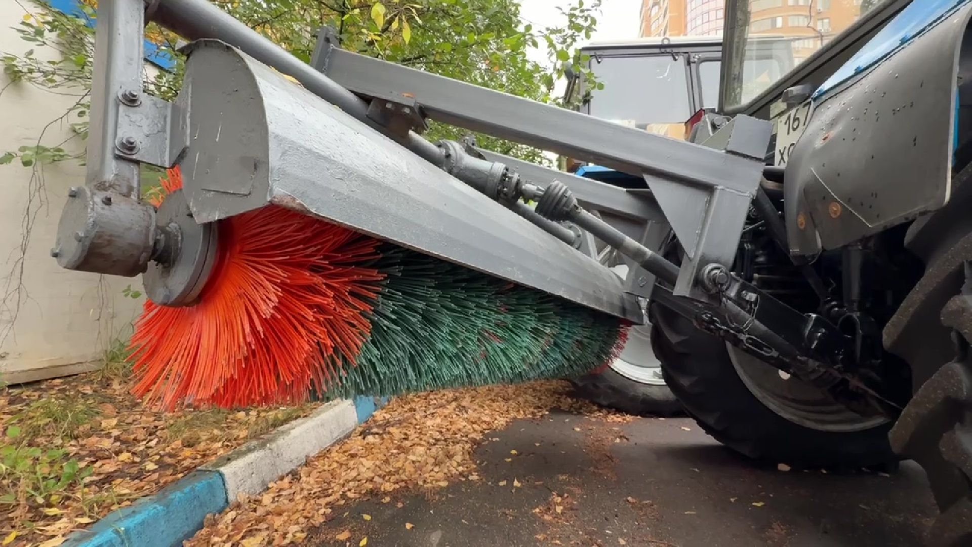 Реутов, техника к зиме, тракторы, навесное оборудование,