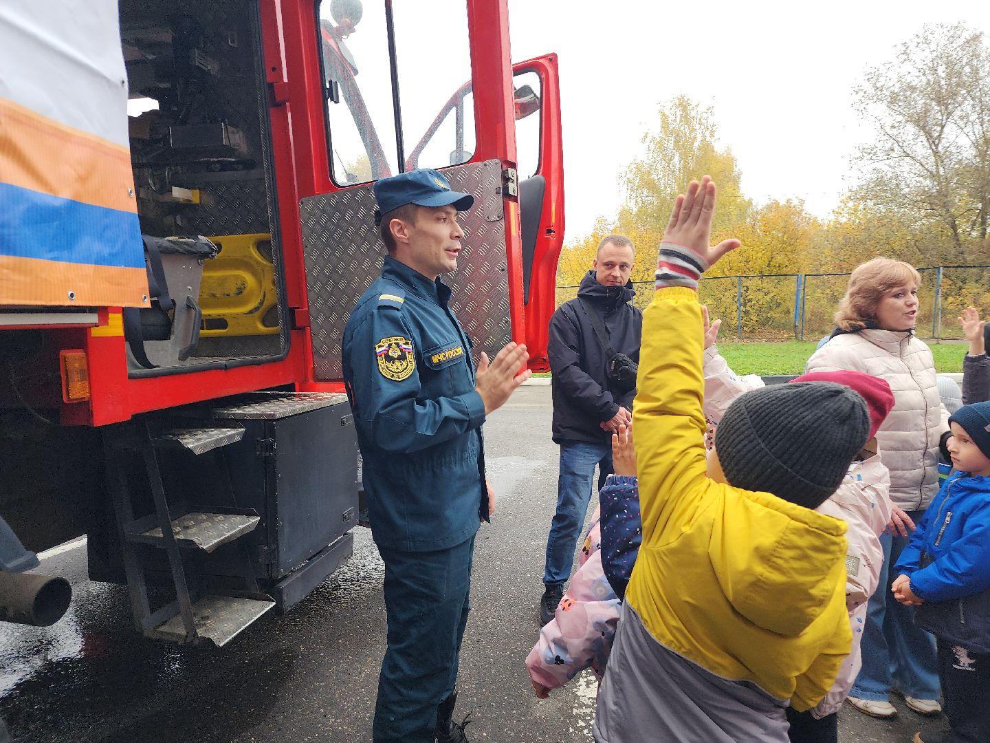 фрязино, пожарно-спасательная часть, экскурсия, мчс 35 лет, посадка деревьев,