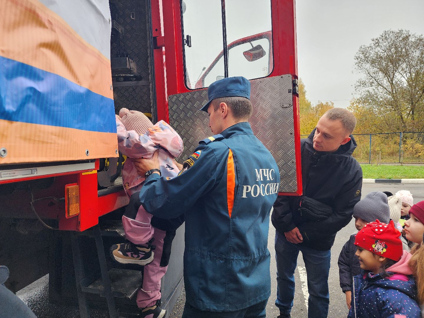 фрязино, пожарно-спасательная часть, экскурсия, мчс 35 лет, посадка деревьев,