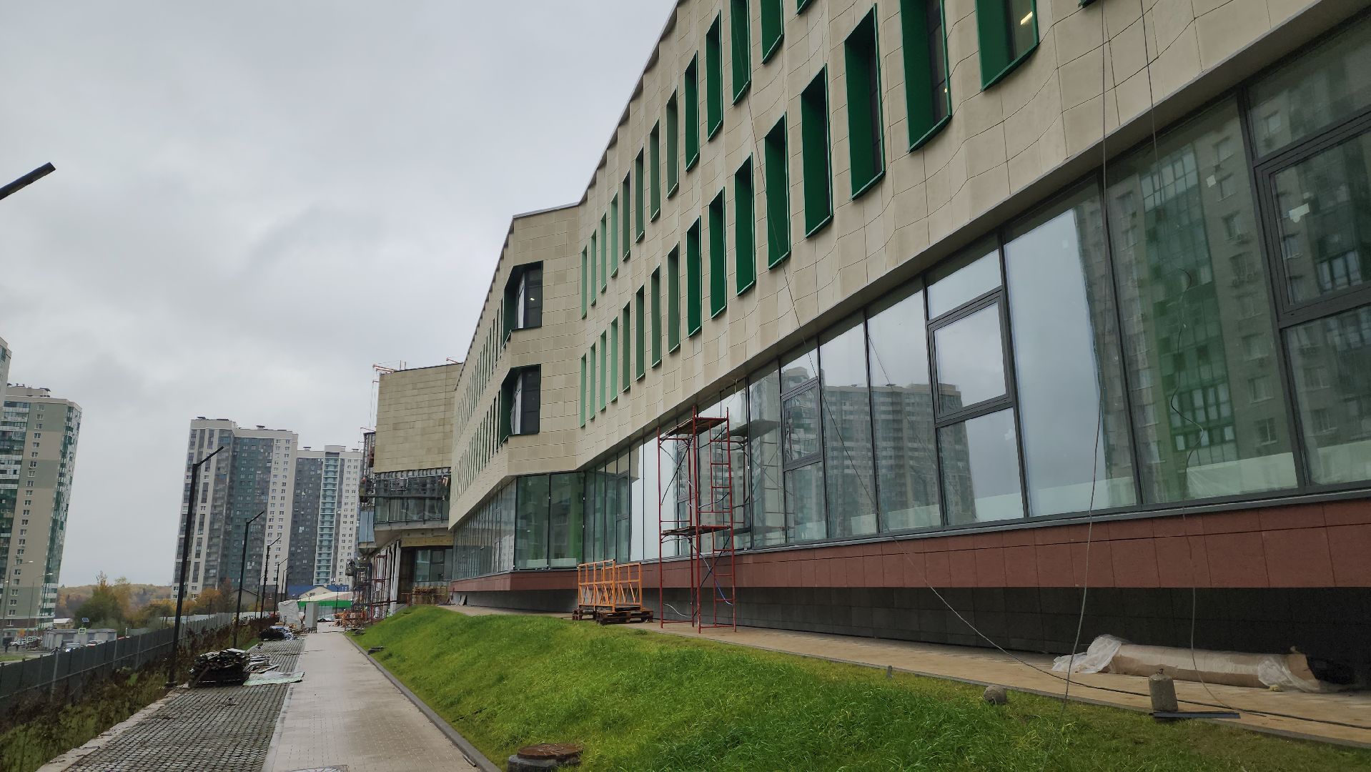 стройка, новая школа, красногорск, изумрудные холмы,