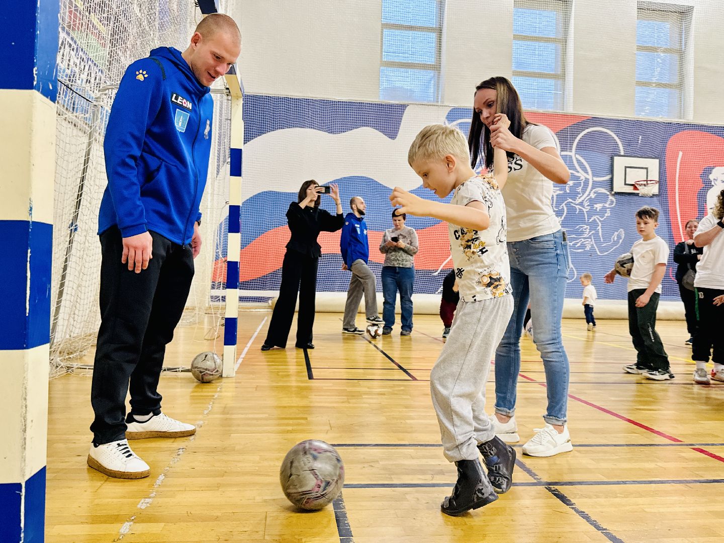 леон сатурн, раменский сатурн, благотворительный мастер-класс, мастер-класс от футболистов, дети с овз,