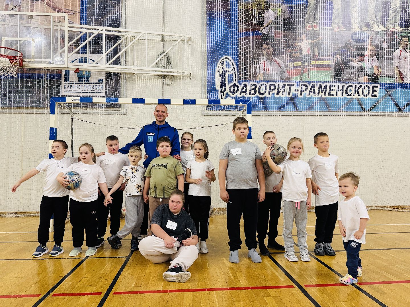 леон сатурн, раменский сатурн, благотворительный мастер-класс, мастер-класс от футболистов, дети с овз,
