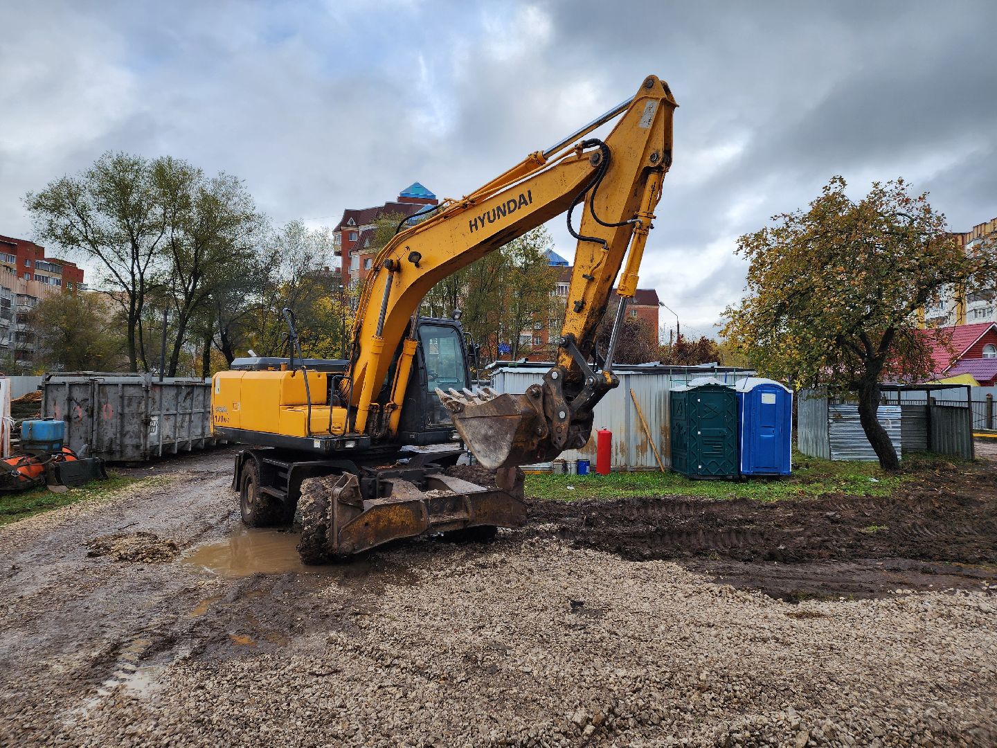 чехов, улица чехова 8а, гимназия 2, новая пристройка, строительство, реконструкция, зона для мытья колес грузовиков, временная подъездная дорога, стройгородок, котлован, устранение второй смены в гимназии, госпрограмма московской области, строительство и капремонт социальных объектов,