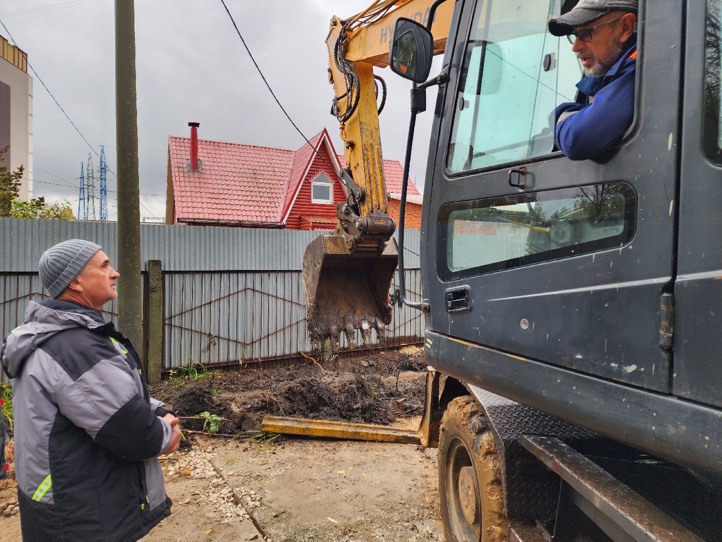 чехов, улица чехова 8а, гимназия 2, новая пристройка, строительство, реконструкция, зона для мытья колес грузовиков, временная подъездная дорога, стройгородок, котлован, устранение второй смены в гимназии, госпрограмма московской области, строительство и капремонт социальных объектов,