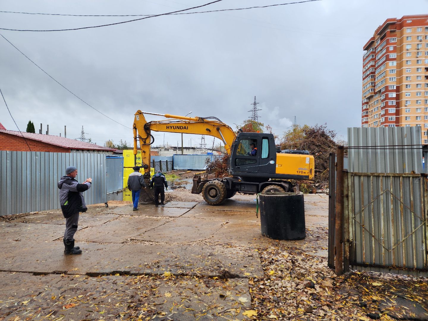 чехов, улица чехова 8а, гимназия 2, новая пристройка, строительство, реконструкция, зона для мытья колес грузовиков, временная подъездная дорога, стройгородок, котлован, устранение второй смены в гимназии, госпрограмма московской области, строительство и капремонт социальных объектов,