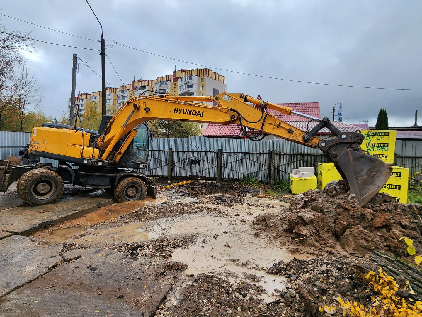 чехов, улица чехова 8а, гимназия 2, новая пристройка, строительство, реконструкция, зона для мытья колес грузовиков, временная подъездная дорога, стройгородок, котлован, устранение второй смены в гимназии, госпрограмма московской области, строительство и капремонт социальных объектов,