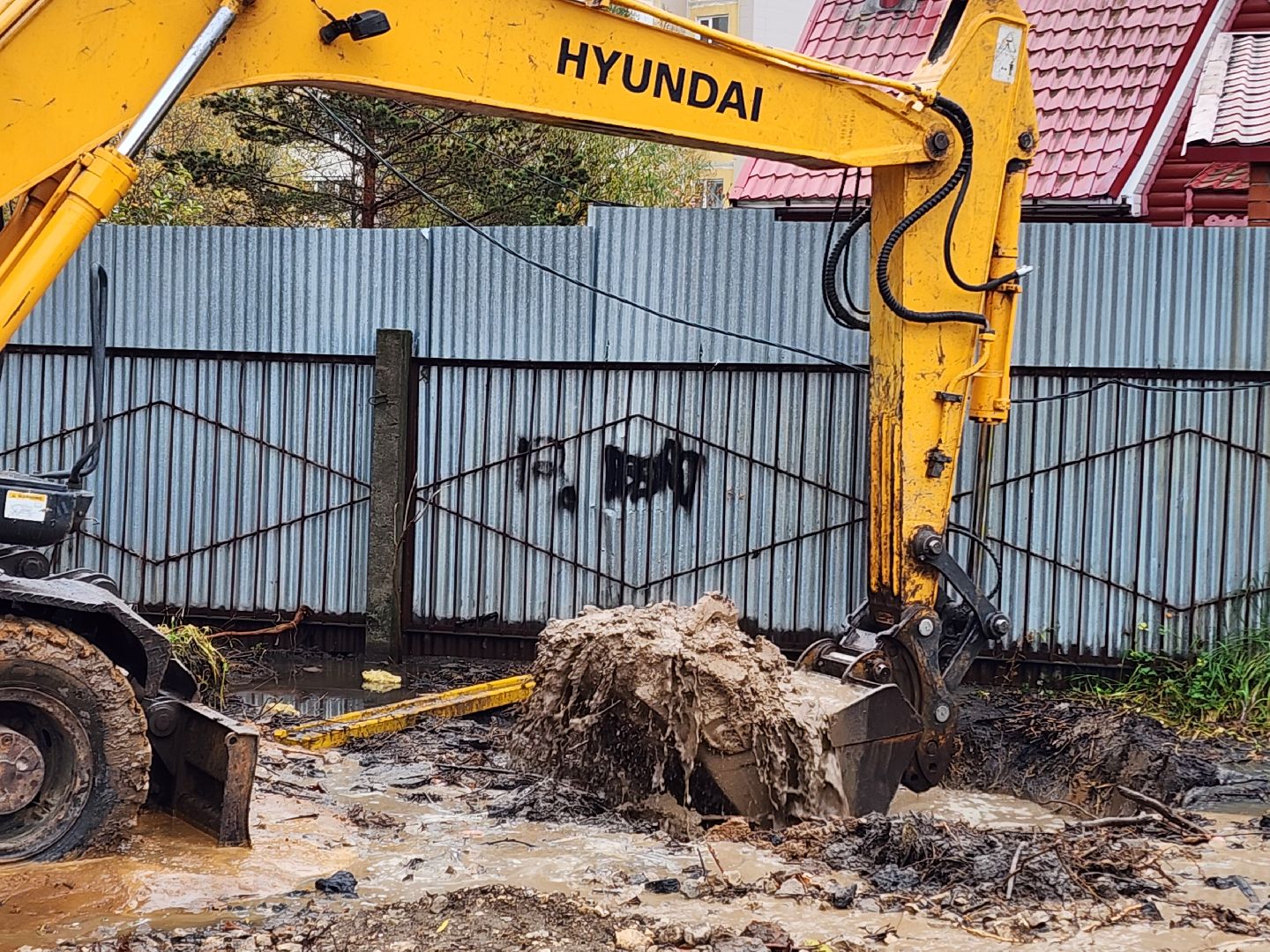 чехов, улица чехова 8а, гимназия 2, новая пристройка, строительство, реконструкция, зона для мытья колес грузовиков, временная подъездная дорога, стройгородок, котлован, устранение второй смены в гимназии, госпрограмма московской области, строительство и капремонт социальных объектов,