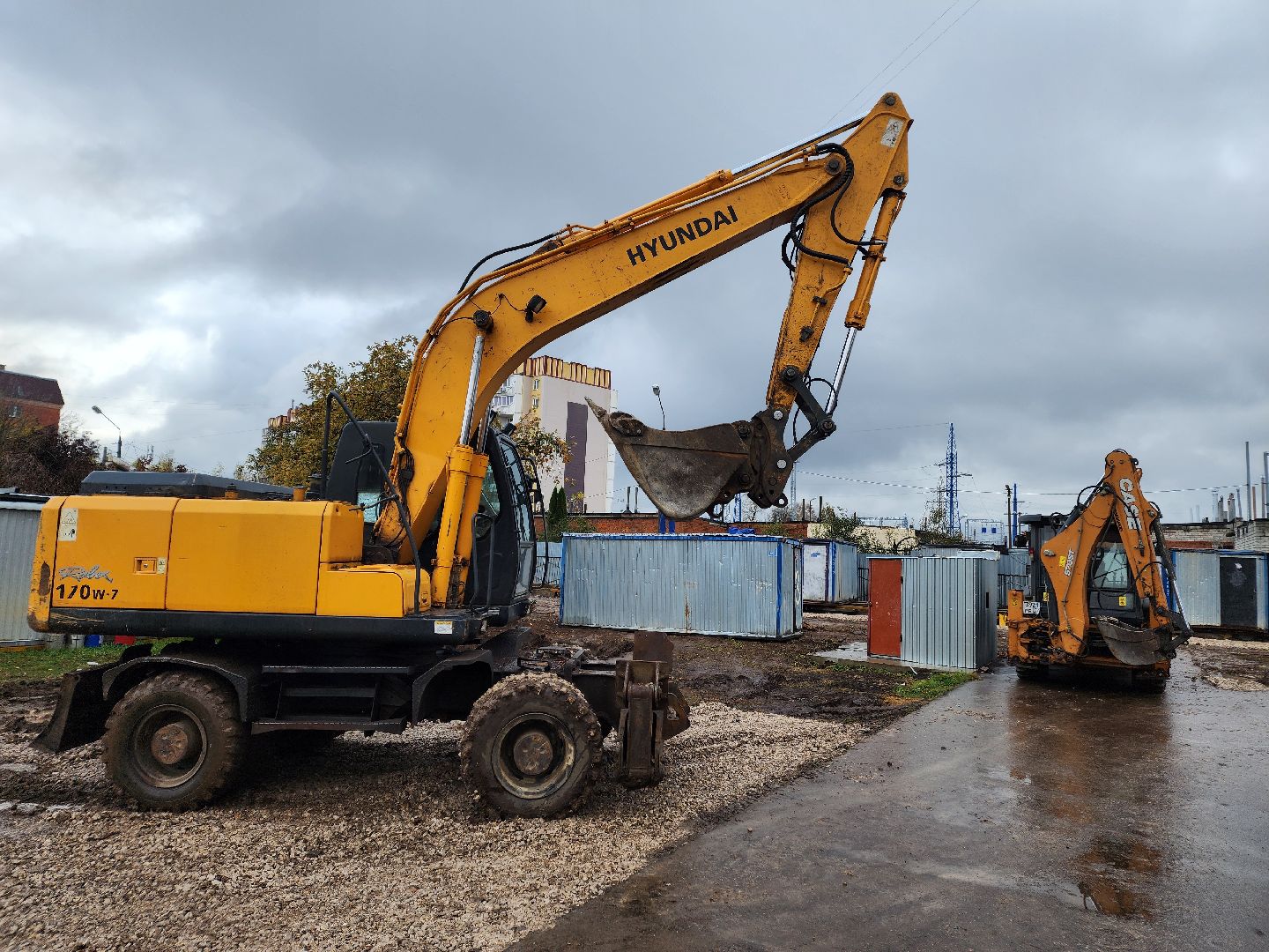 чехов, улица чехова 8а, гимназия 2, новая пристройка, строительство, реконструкция, зона для мытья колес грузовиков, временная подъездная дорога, стройгородок, котлован, устранение второй смены в гимназии, госпрограмма московской области, строительство и капремонт социальных объектов,