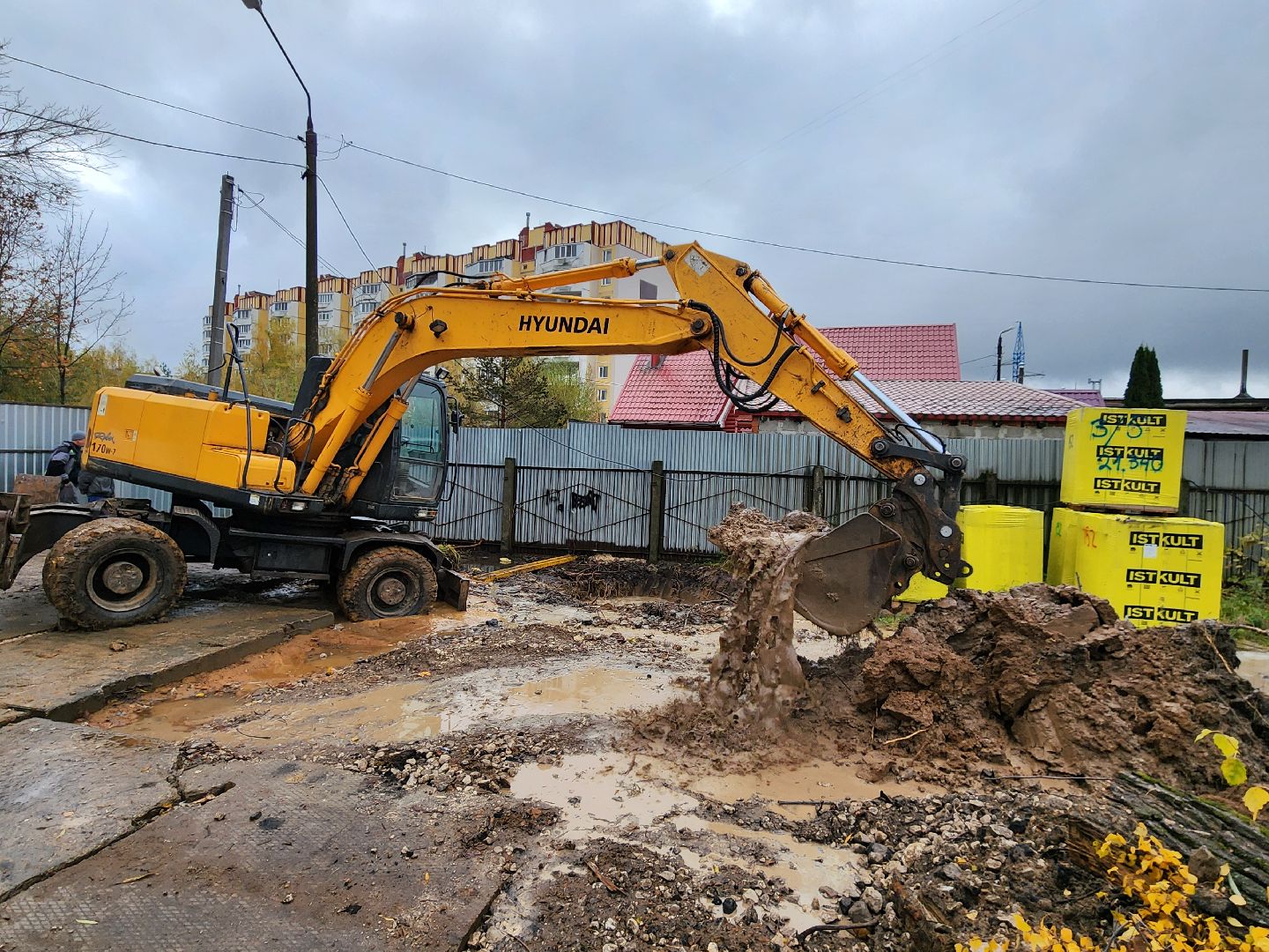 чехов, улица чехова 8а, гимназия 2, новая пристройка, строительство, реконструкция, зона для мытья колес грузовиков, временная подъездная дорога, стройгородок, котлован, устранение второй смены в гимназии, госпрограмма московской области, строительство и капремонт социальных объектов,