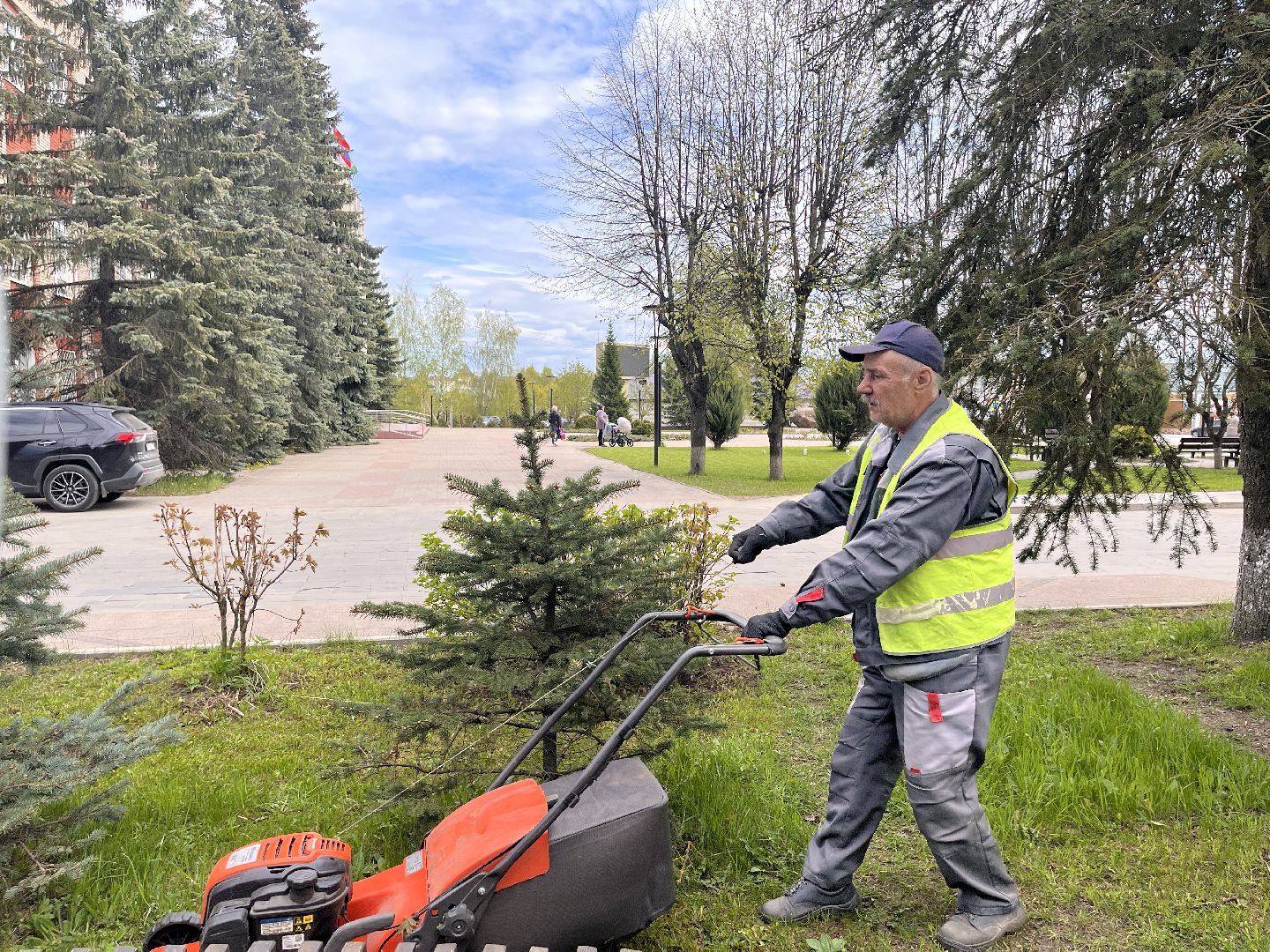 Шаховская, трава, коммунальные службы