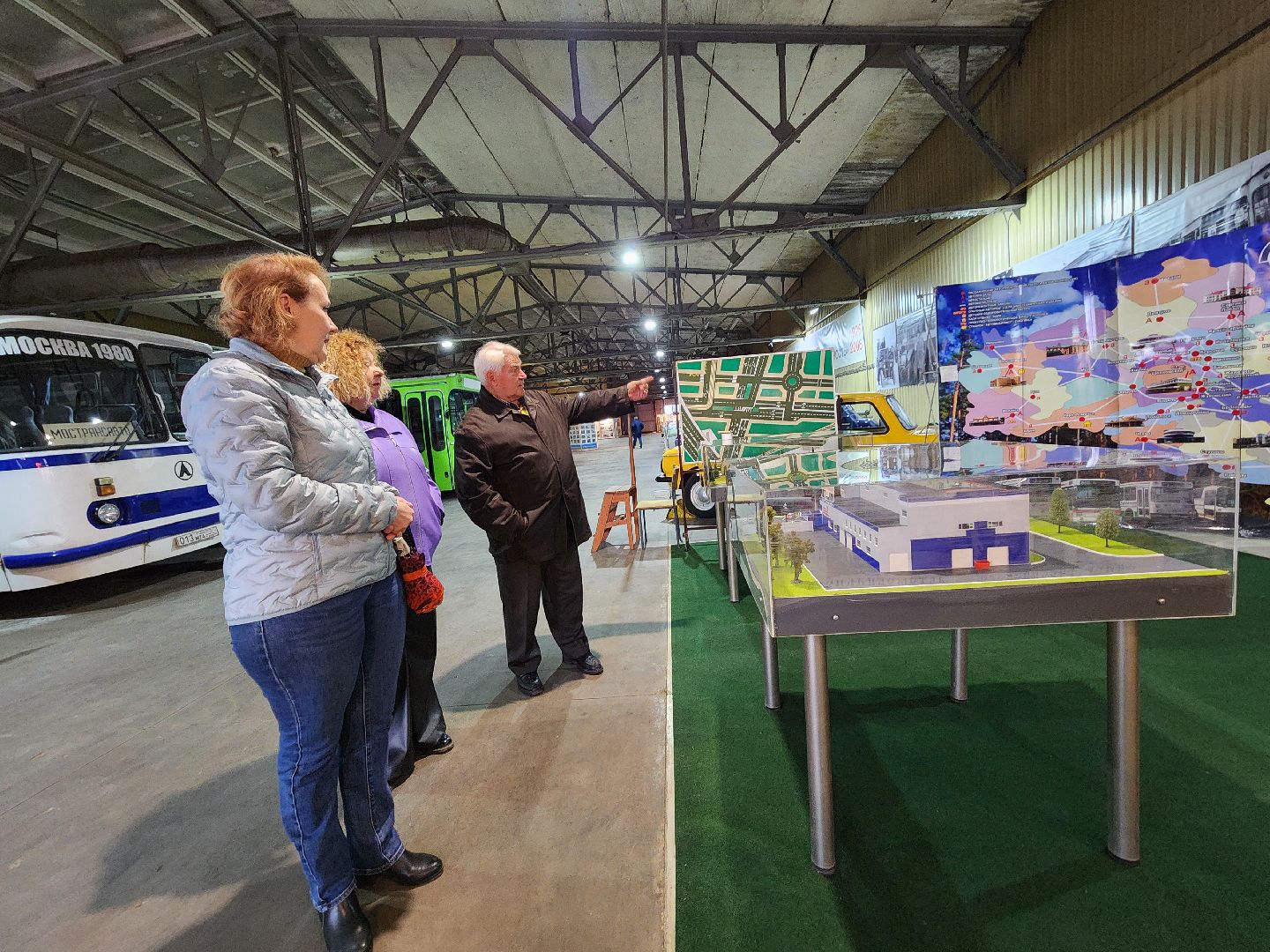 чехов, деревня манушкино, музей автотранспорта, выставка ретро-автомобилей, мострансавто, грузовики, автобусы, легковые машины, проездные билеты, макеты, архивная фотохроника, бесплатная выставка, экспозиция,