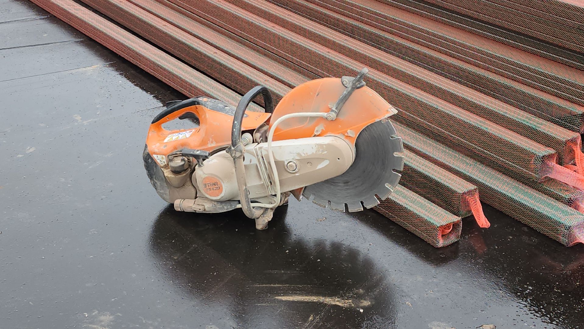 щёлково, новая спортивная площадка, маврино, Установка опор спортивной площадки,