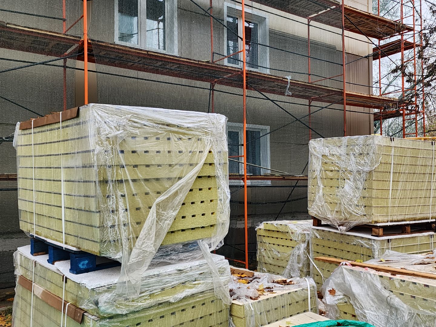 чехов, микрорайон венюково, улица гагарина 56, капремонт фасада, утепление дома, теплоизоляция, гидроизоляция, капитальный ремонт отмостки, обновление цоколя, фасадные работы, облицовка дома, фонд капремонта московской области, госпрограмма московской области, формирование комфортной городской среды,замена инженерных сетей,