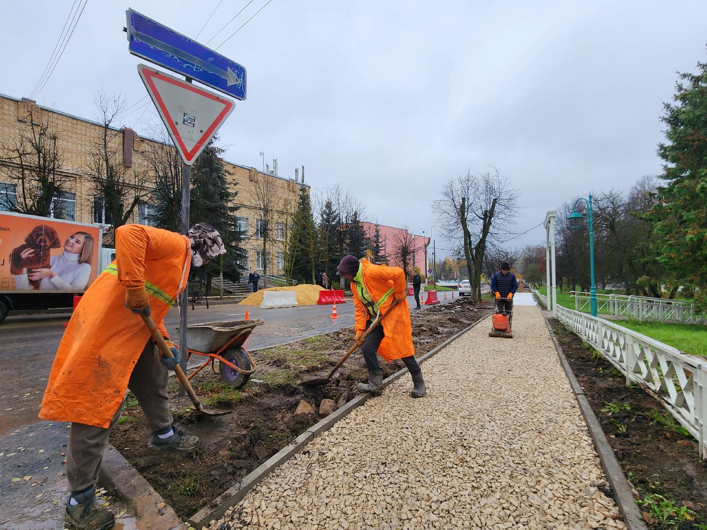 чехов, улица первомайская, ремонт тротуара, дорожный ремонт, замена покрытия, брусчатка, асфальтобетон, демонтажные работы, подготовка основы, геотекстиль, госпрограмма московской области, развитие дорожного комплекса, начальник управления благоустройства, александр тетерин,