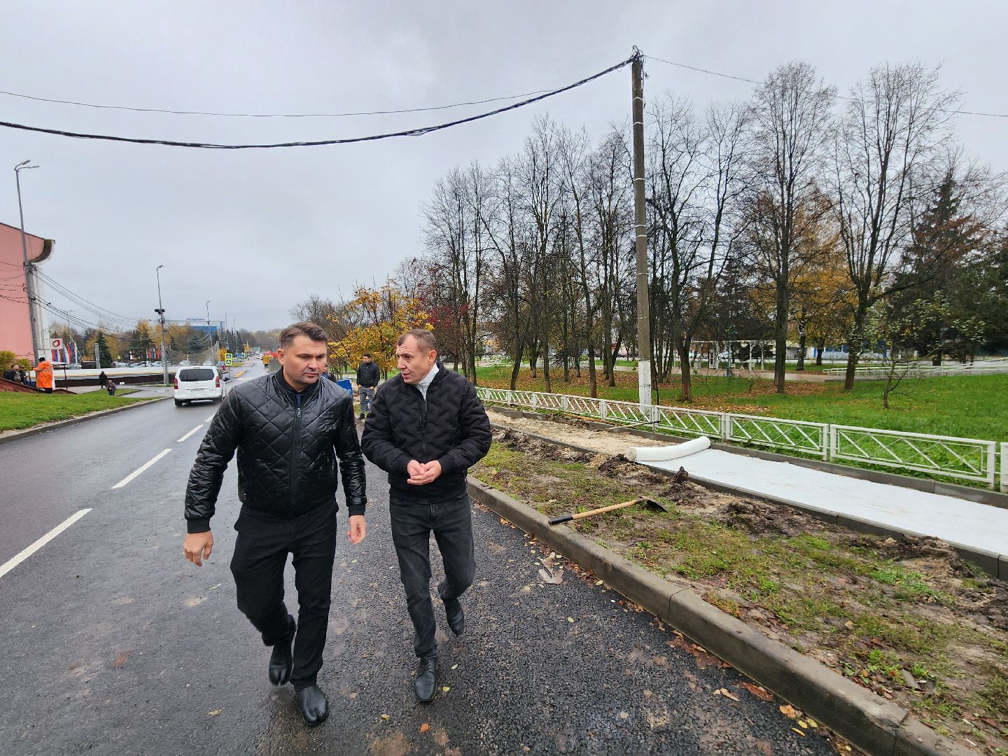 чехов, улица первомайская, ремонт тротуара, дорожный ремонт, замена покрытия, брусчатка, асфальтобетон, демонтажные работы, подготовка основы, геотекстиль, госпрограмма московской области, развитие дорожного комплекса, начальник управления благоустройства, александр тетерин,