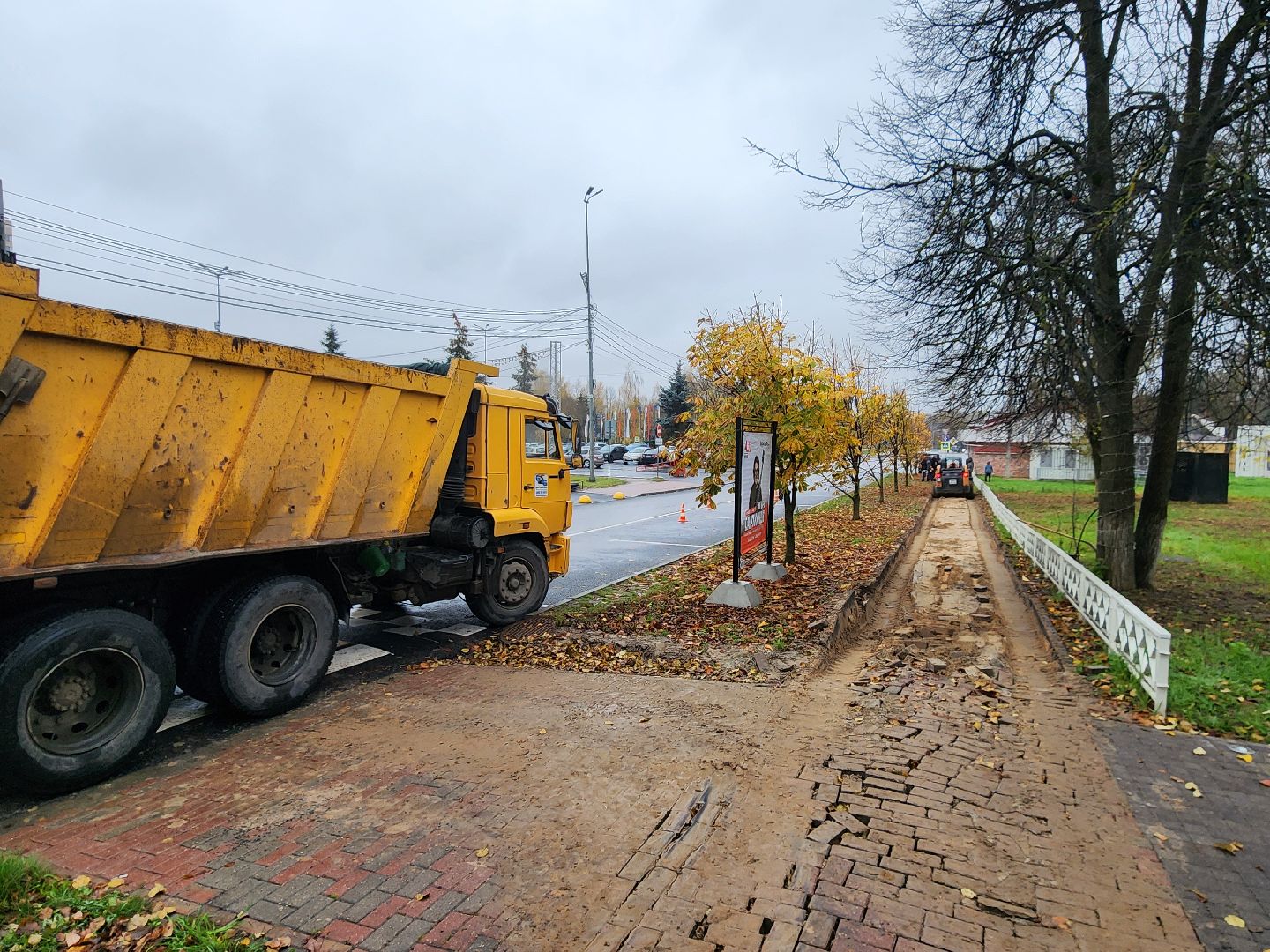 чехов, улица первомайская, ремонт тротуара, дорожный ремонт, замена покрытия, брусчатка, асфальтобетон, демонтажные работы, подготовка основы, геотекстиль, госпрограмма московской области, развитие дорожного комплекса, начальник управления благоустройства, александр тетерин,