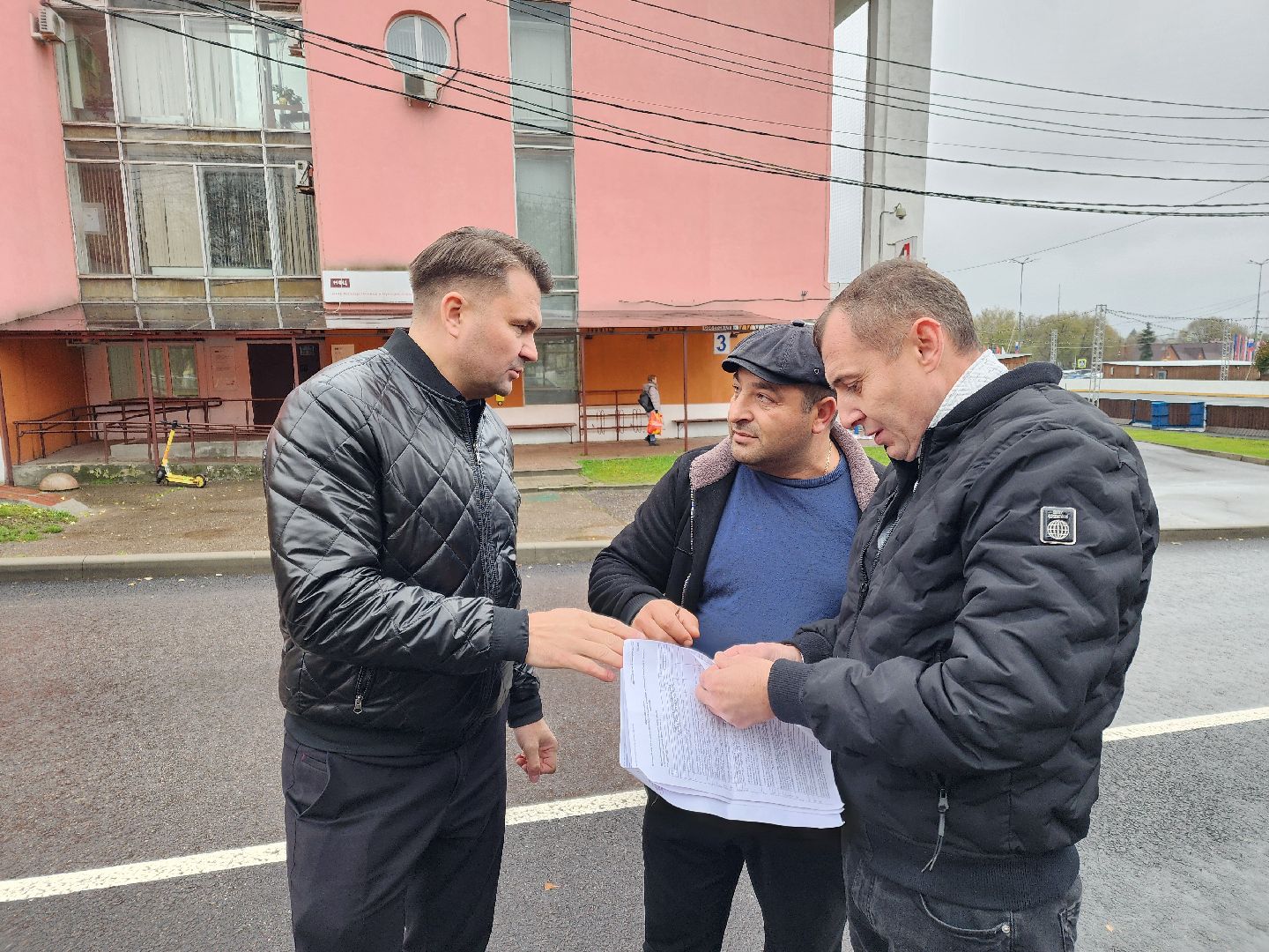 чехов, улица первомайская, ремонт тротуара, дорожный ремонт, замена покрытия, брусчатка, асфальтобетон, демонтажные работы, подготовка основы, геотекстиль, госпрограмма московской области, развитие дорожного комплекса, начальник управления благоустройства, александр тетерин,