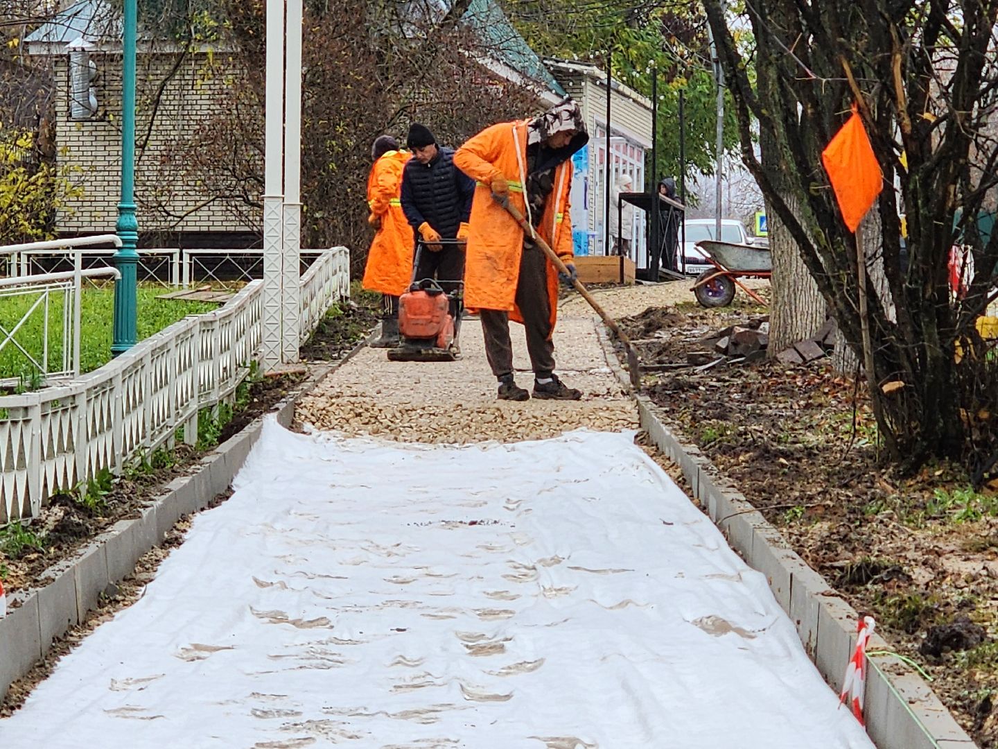 чехов, улица первомайская, ремонт тротуара, дорожный ремонт, замена покрытия, брусчатка, асфальтобетон, демонтажные работы, подготовка основы, геотекстиль, госпрограмма московской области, развитие дорожного комплекса, начальник управления благоустройства, александр тетерин,