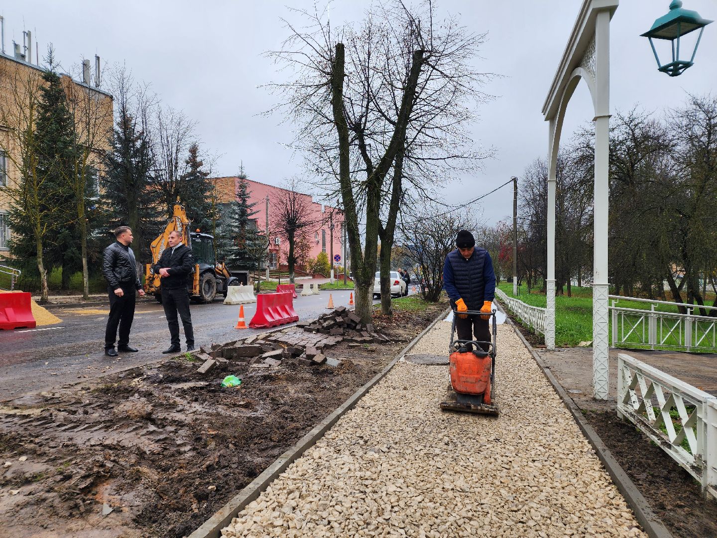 чехов, улица первомайская, ремонт тротуара, дорожный ремонт, замена покрытия, брусчатка, асфальтобетон, демонтажные работы, подготовка основы, геотекстиль, госпрограмма московской области, развитие дорожного комплекса, начальник управления благоустройства, александр тетерин,