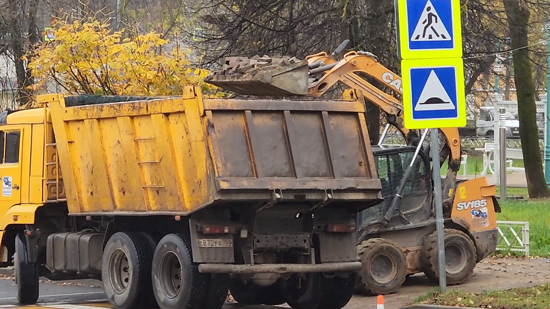 чехов, улица первомайская, ремонт тротуара, дорожный ремонт, замена покрытия, брусчатка, асфальтобетон, демонтажные работы, подготовка основы, геотекстиль, госпрограмма московской области, развитие дорожного комплекса, начальник управления благоустройства, александр тетерин,
