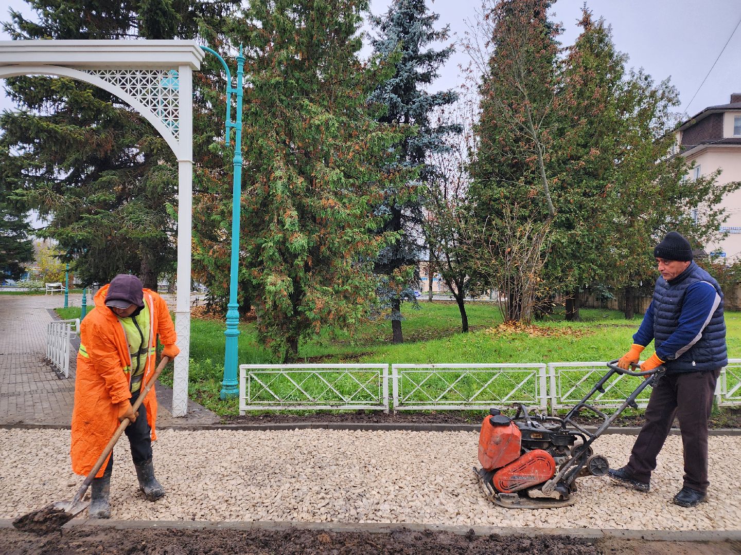 чехов, улица первомайская, ремонт тротуара, дорожный ремонт, замена покрытия, брусчатка, асфальтобетон, демонтажные работы, подготовка основы, геотекстиль, госпрограмма московской области, развитие дорожного комплекса, начальник управления благоустройства, александр тетерин,