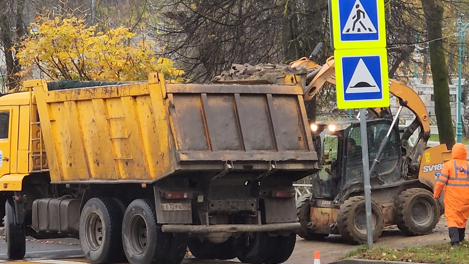 чехов, улица первомайская, ремонт тротуара, дорожный ремонт, замена покрытия, брусчатка, асфальтобетон, демонтажные работы, подготовка основы, геотекстиль, госпрограмма московской области, развитие дорожного комплекса, начальник управления благоустройства, александр тетерин,