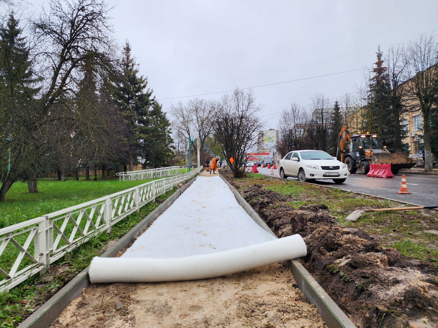 чехов, улица первомайская, ремонт тротуара, дорожный ремонт, замена покрытия, брусчатка, асфальтобетон, демонтажные работы, подготовка основы, геотекстиль, госпрограмма московской области, развитие дорожного комплекса, начальник управления благоустройства, александр тетерин,