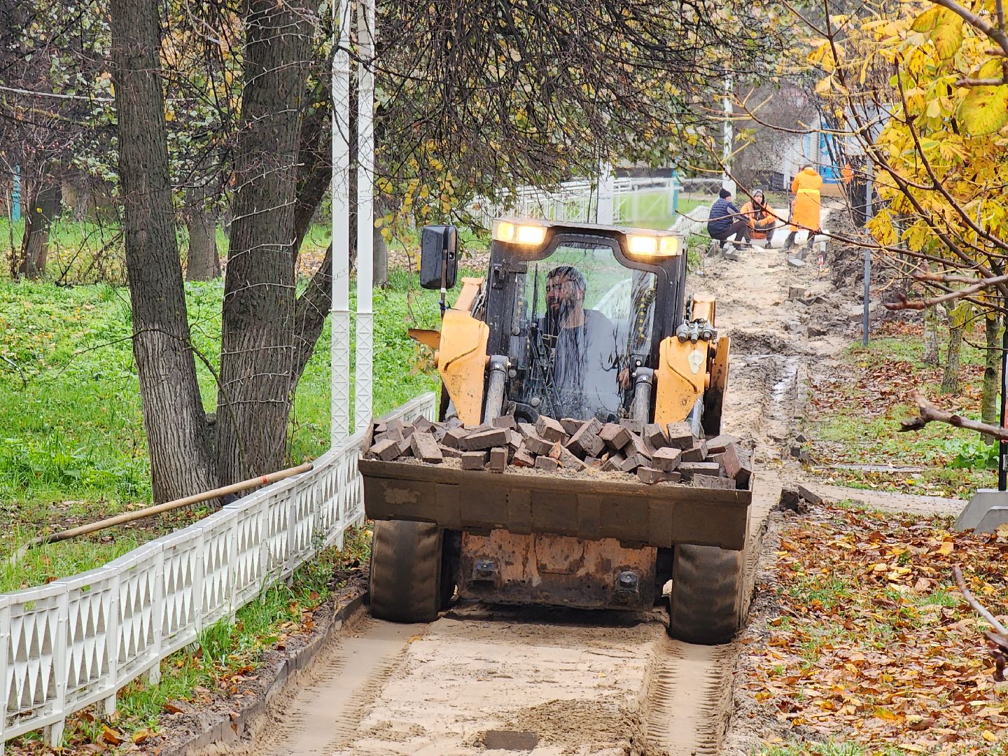 чехов, улица первомайская, ремонт тротуара, дорожный ремонт, замена покрытия, брусчатка, асфальтобетон, демонтажные работы, подготовка основы, геотекстиль, госпрограмма московской области, развитие дорожного комплекса, начальник управления благоустройства, александр тетерин,